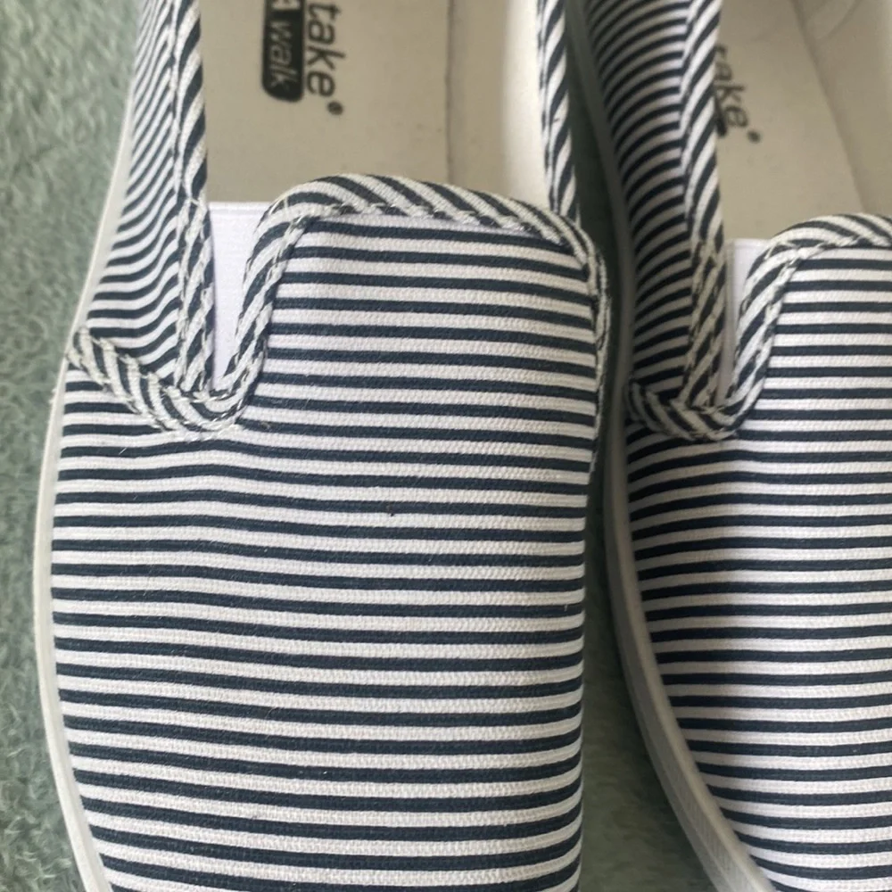 NWT Dark navy and white slip on striped shoe 11 - Picture 2 of 13